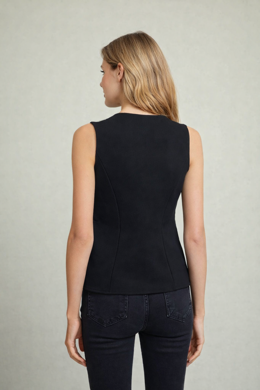 Top Donna Nero con Scollo a V e Bottoni – Linea Slim con Orlo Asimmetrico